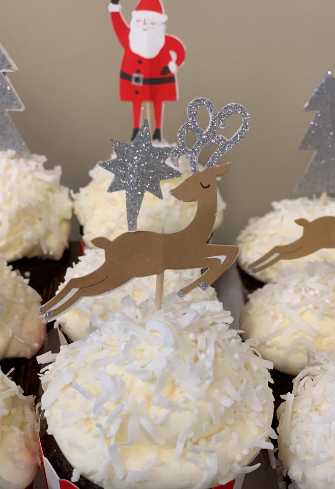 Christmas-Coconut-Topped-Cupcakes